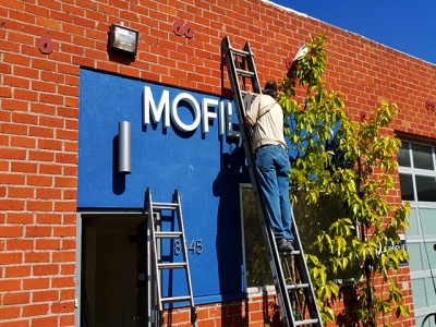 Installation of front-lit channel letters